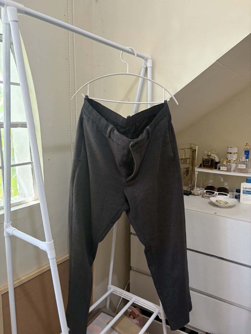 Uniqlo Men's Trousers (Category: Trousers) located in Imus. Submitted by vonbruma (Listing ID 1429876959, Image 2). Description: Uniqlo Gray patterened chinos.