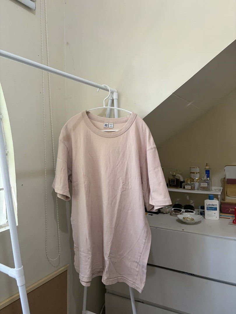 Uniqlo U Oversized T-shirt (Category: Tshirts & Polo Shirts ) located in Imus. Submitted by vonbruma (Listing ID 1429876052, Image 1). Description: .