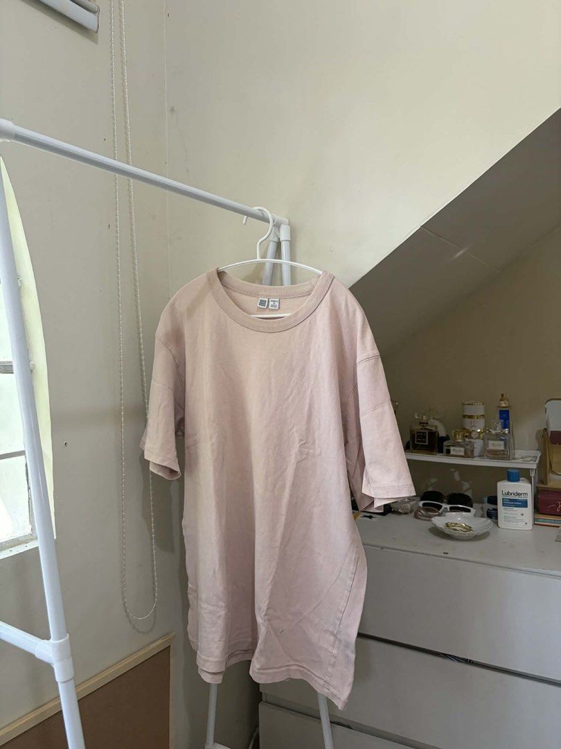 Uniqlo U Oversized T-shirt (Category: Tshirts & Polo Shirts ) located in Imus. Submitted by vonbruma (Listing ID 1429876052, Image 3). Description: .