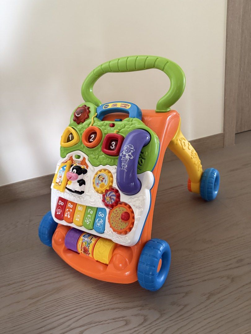 VTech Learning Walker （分類：嬰兒玩具）位於 Hong Kong。 由 binac 提交（商品編號 1429855566，圖片 2）。簡介： VTech Learning Walker We bought from new and used for a few months only Pick up tai Wu MTR or Shatin 。