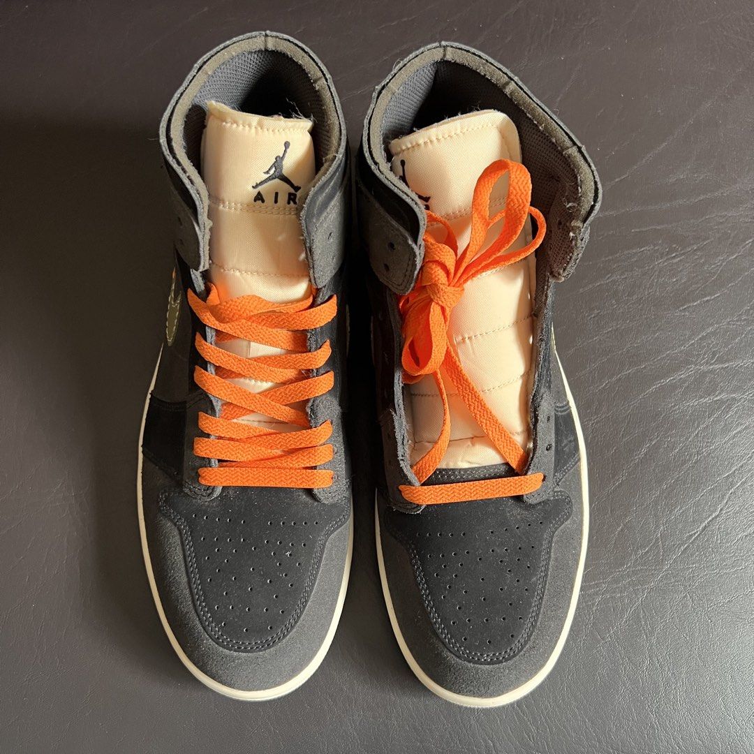 Air Jordan 1 Mid SE Craft "Anthracite/Light Olive" (Category: Sneakers) located in Batangas. Submitted by 8ACesonlineshop (Listing ID 1435237205, Image 2). Description: Highlights: -black -leather -signature Swoosh logo detail -signature Air Jordan Wings logo -round toe -front lace-up fastening -logo-embroidered tongue -branded insole -rubber sole -Release date: September 18, 2023.