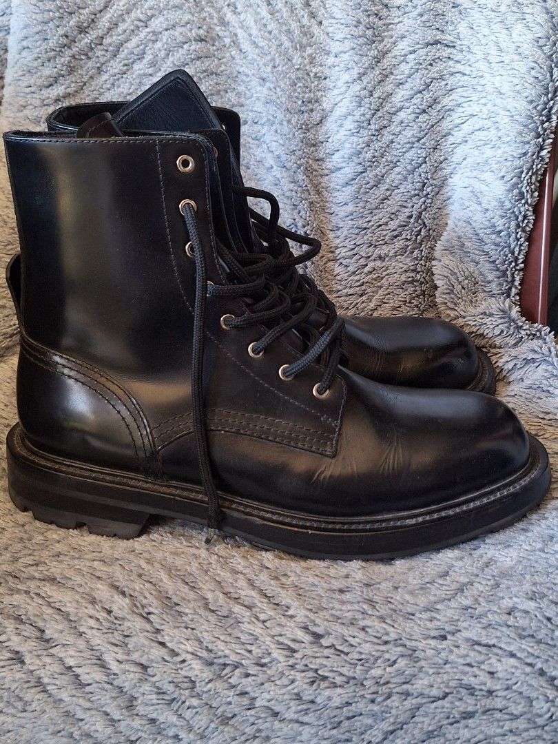 Alexander McQueen Black Leather Boots (Category: Sneakers & Footwear) located in Puerto Princesa. Submitted by jercksthriftph (Listing ID 1435201657, Image 3). Description: Alexander McQueen Black Leather Boots , Size: 42 , Excellent Condition , need cleaning item is thrifted/ukay.