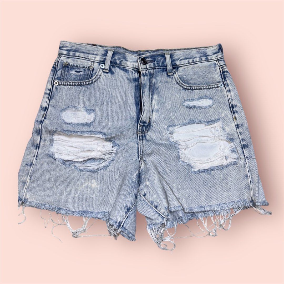 American Eagle Ripped shorts (Category: Shorts) located in Rosario. Submitted by preloveditems2002 (Listing ID 1435231748, Image 1). Description: - Brand: american eagle - Stylish design - Durable material.