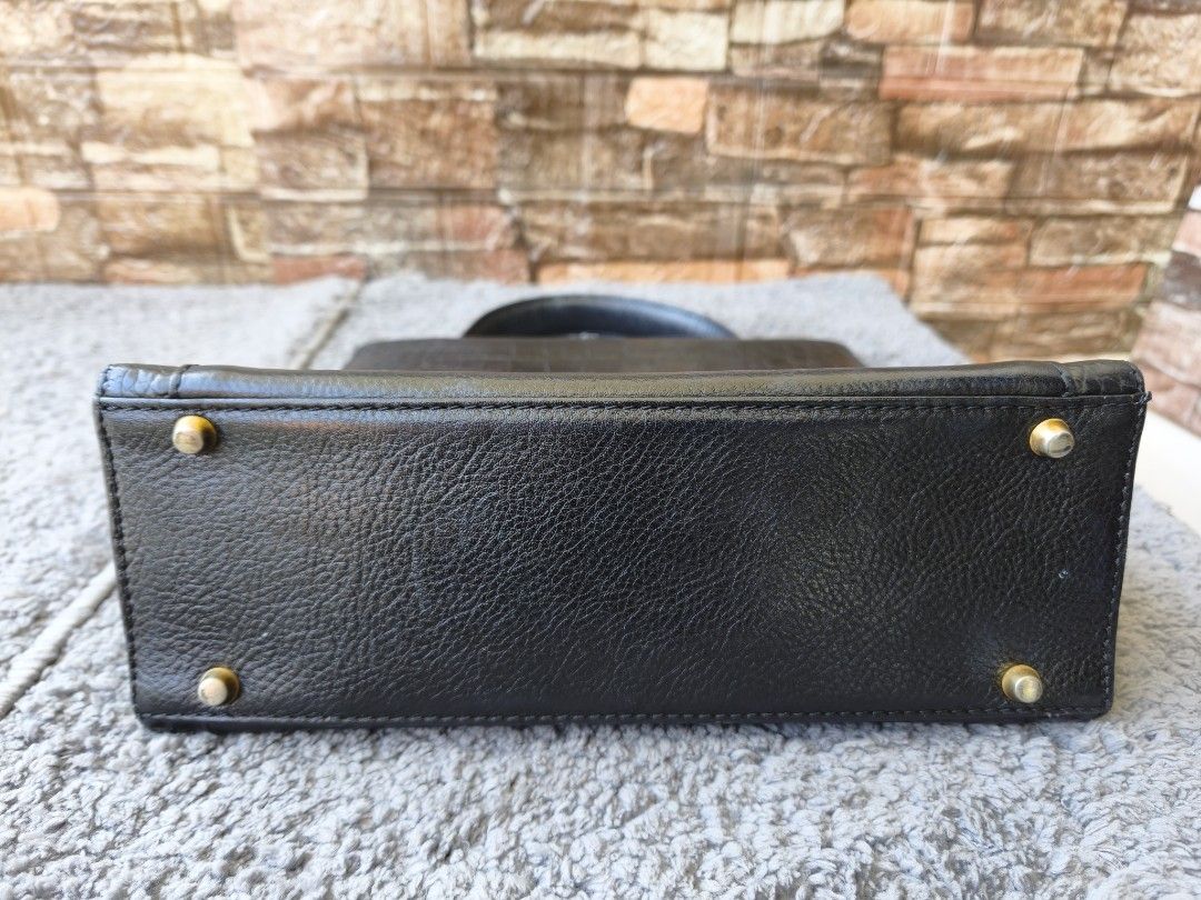 BALLY CROCODILE EMBOSED KELLY HANDBAG (Category: Luxury Bags & Wallets) located in Taytay. Submitted by rgun28 (Listing ID 1435181629, Image 3). Description: Rush Sale!!! 🍀BALLY KELLY HAND BAG🍀 💯% guaranteed original 𝐂𝐨𝐧𝐝𝐢𝐭𝐢𝐨𝐧: In good used condition/ Rank A-AB.. See photos to appreciate.. Money back guaranteed if proven fake by Entrupy. As is where is..NO RETURN!! NO EXCHANGE!! 🔸Before purchasing, please refer to the images for the 