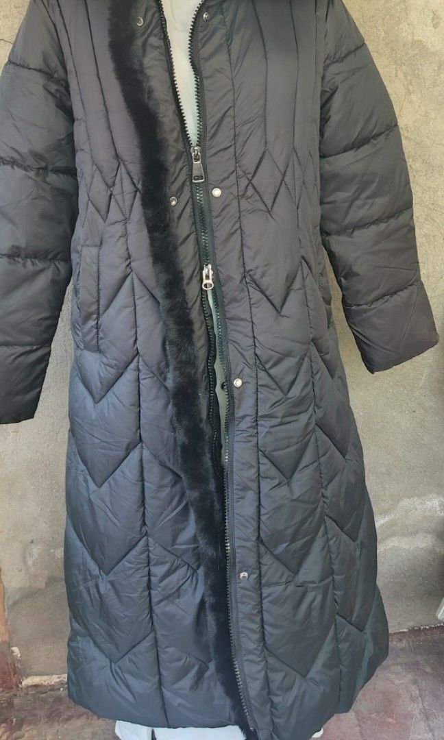 Black puffer jacket long (Category: Coats, Jackets and Outerwear) located in Balayan. Submitted by pinkyshawt (Listing ID 1435262914, Image 2). Description: Mahaba po ito Pocket both side Dalawa zipper pwede sa taas open pwede sa baba Snap button.
