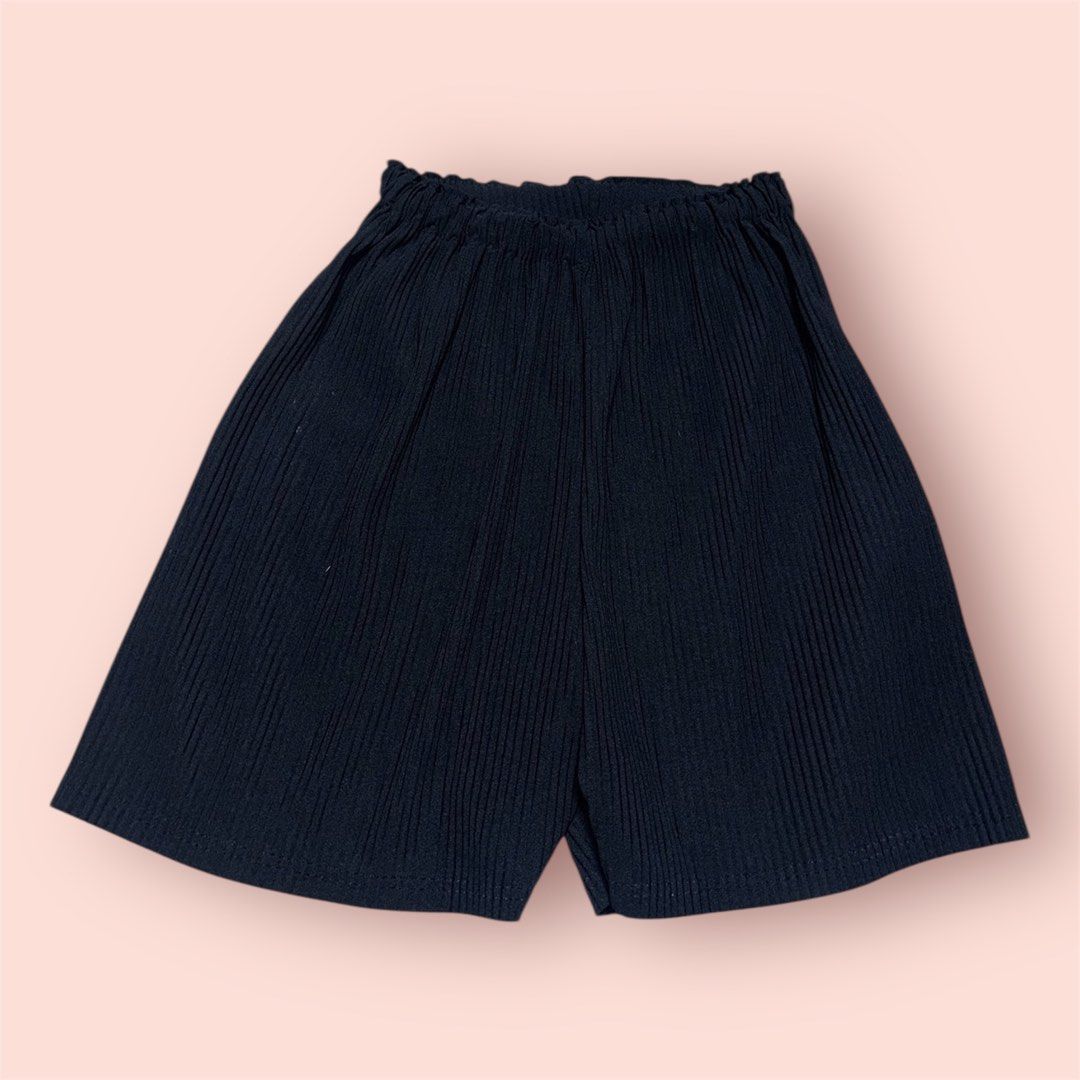 Black shorts (Category: Shorts) located in Rosario. Submitted by preloveditems2002 (Listing ID 1435232550, Image 1). Description: - Black shorts - Size: XL - Condition: Good - Design: Simple - Brand: No brand.