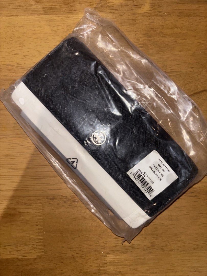 Black Tory Burch Robinson Colorblock Wallet (Category: Luxury Bags & Wallets) located in Manila. Submitted by ink.spill (Listing ID 1435219054, Image 3). Description: BRAND NEW Price Negotiable Attached is official image of product. Authentic Tory Burch wallet, selling because it’s not my style. Message for further inquiries!.