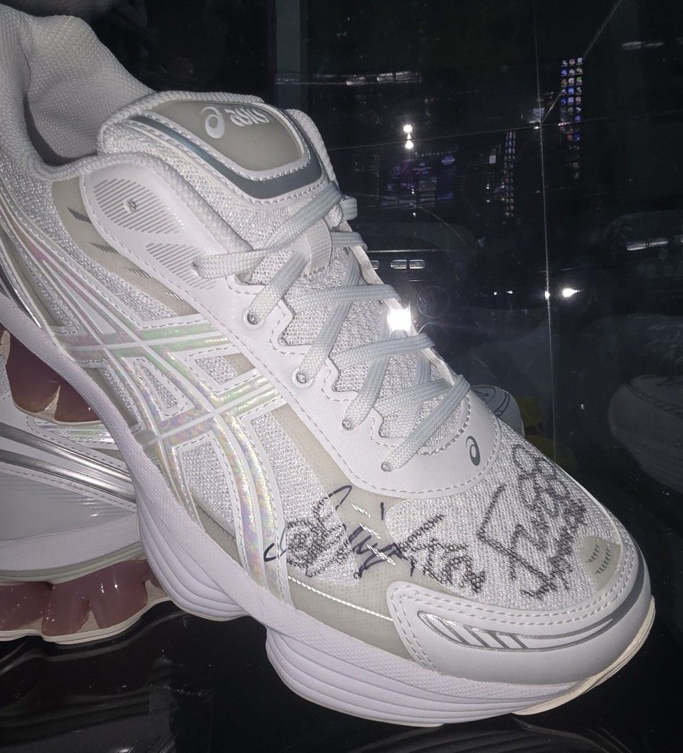 BNIB Asics US 10.5 Gel-Kinetic Fluent running shoes autographed by Avantgardey (Category: Casual shoes) located in Singapore. Submitted by great_buy (Listing ID 1435319607, Image 3). Description: WYSIWYG at pics 1 to 6. Collectible shoes autographed by Japanese musical group Avantgardey and Comes in a beautiful acrylic showcase. Won recently in a lucky draw. Retails at $259. Key Features Design Inspiration: Draws from archival ASICS running shoes