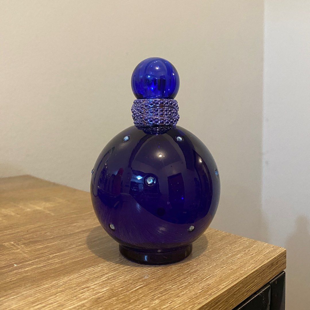 Britney Spears Midnight Fantasy EDP Perfume 100mL (Category: Fragrance & Deodorants) located in Manila. Submitted by yoshiminz (Listing ID 1435285685, Image 1). Description: - super bango as in i get a lot of compliments whenever i use it ! - US bought - threw out the box na it got damaged nung pinadala 🥲 - rfs: i have another one pa - swipe to see top notes and main accords - Sweet and fruity fragrance. - Key notes: Cherry, vanilla, and floral.