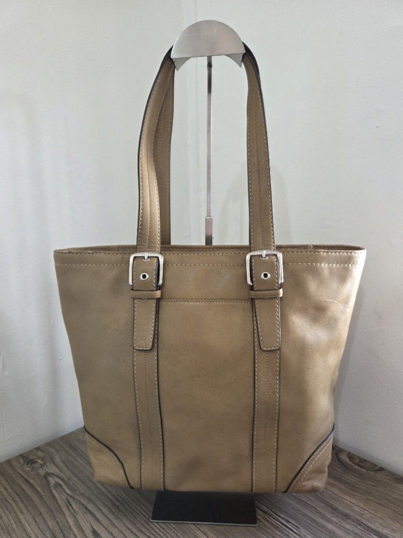 Coach F11201 Hampton Tote (Category: Luxury Bags & Wallets) located in General Trias. Submitted by ClutterCrunch (Listing ID 1435184033, Image 1). Description: - Tan leather tote bag - Silver hardware - Top YKK zipper closure - Adjustable straps - Structured shape - In good stored condition Shipping c/o buyer, thru lalamove or J&T Express MOP: GCash/BDO Decluttering sale: Mix of my own items and my mother's preloved pieces. Location: General Tria