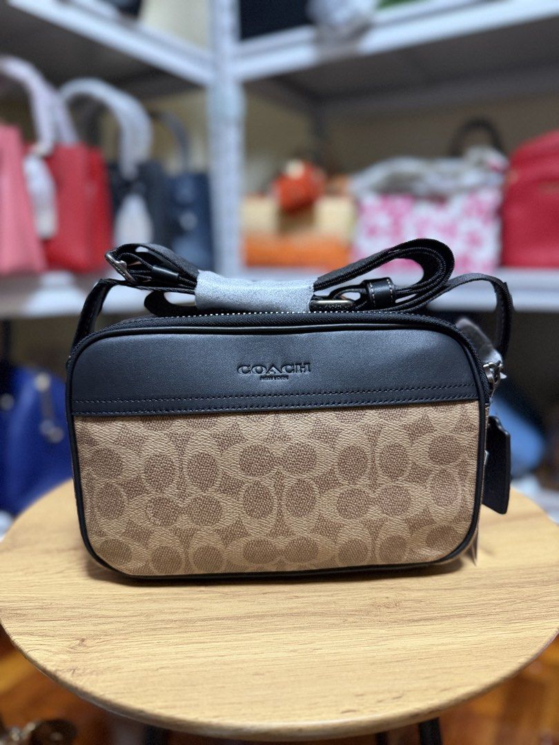 Coach Graham crossbody (Category: Sling Bags) located in Manila. Submitted by bagsoverload (Listing ID 1435321204, Image 1). Description: .