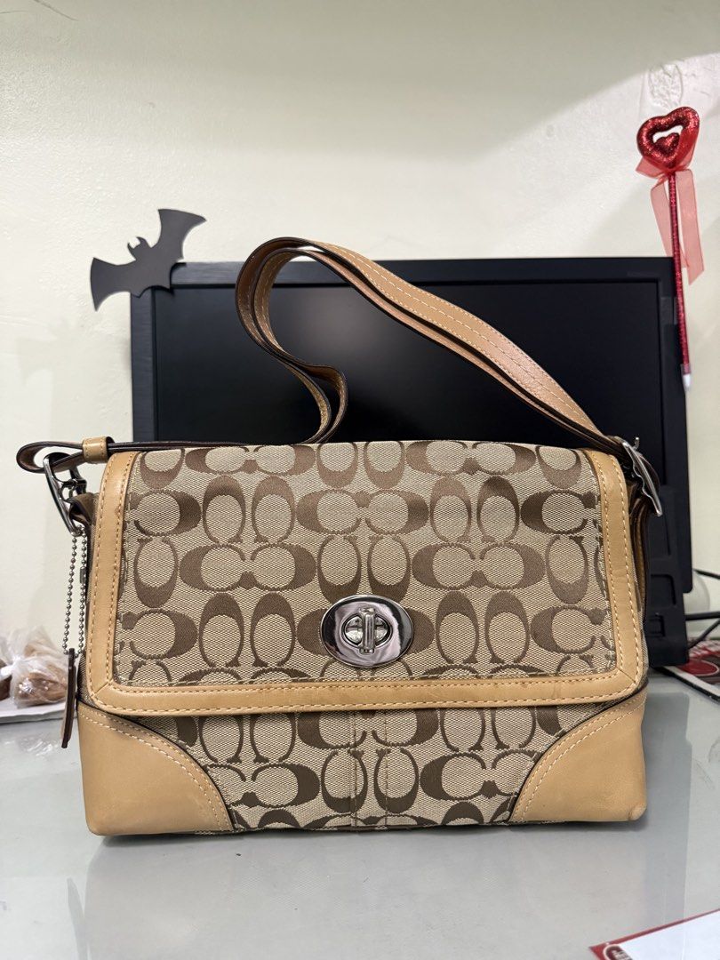 Coach Humptons Turnlock Flap (Category: Luxury Bags & Wallets) located in Mandaue City. Submitted by casbyyshop90 (Listing ID 1435175154, Image 2). Description: Light color on the edges Minimal sign of use.