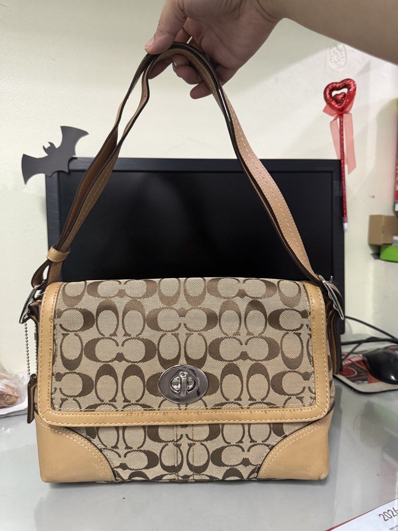 Coach Humptons Turnlock Flap (Category: Luxury Bags & Wallets) located in Mandaue City. Submitted by casbyyshop90 (Listing ID 1435175154, Image 1). Description: Light color on the edges Minimal sign of use.