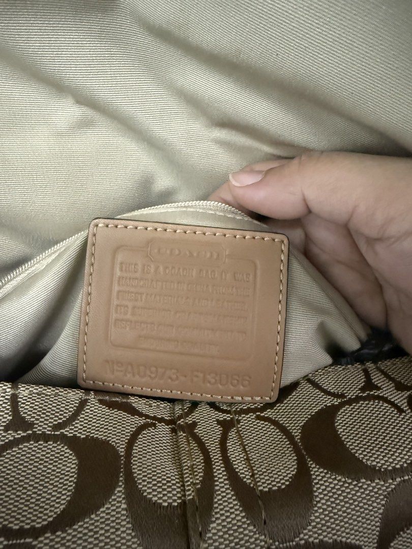 Coach Humptons Turnlock Flap (Category: Luxury Bags & Wallets) located in Mandaue City. Submitted by casbyyshop90 (Listing ID 1435175154, Image 3). Description: Light color on the edges Minimal sign of use.