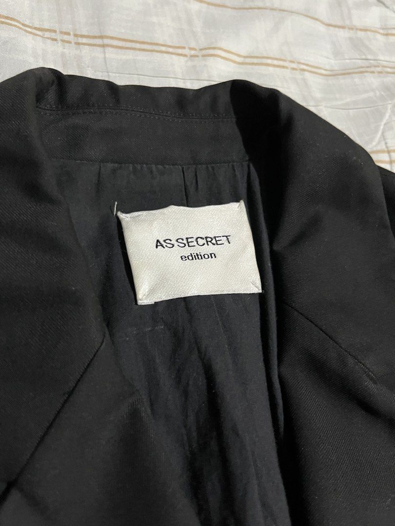 Single Breasted Coat Blazer (Category: Coats, Jackets and Outerwear) located in Marikina City. Submitted by dopaaaa (Listing ID 1435276618, Image 3). Description: As Secret Edition Single Breasted Black Blazer Size M-L Dimensions: Length: 28-29” Sleeve Length: 24” Width (pit to pit): 21” Shoulder to Shoulder: 17-18” - Has 2 Flap Pockets - 1 Side Pocket - Sleeve Buttons - Single Slit on the Back - Thick and Premium Fabric Color may vary due to lig