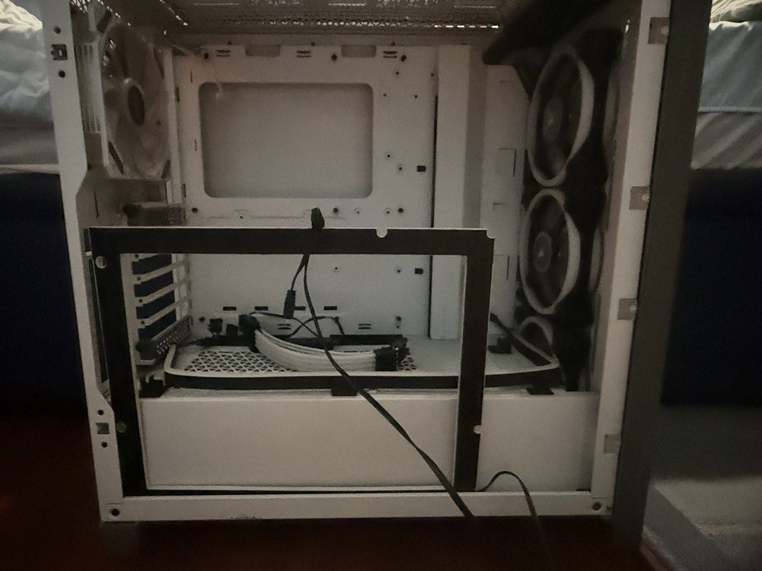 Corsair 4000D Airflow White PC Case comes with accessories