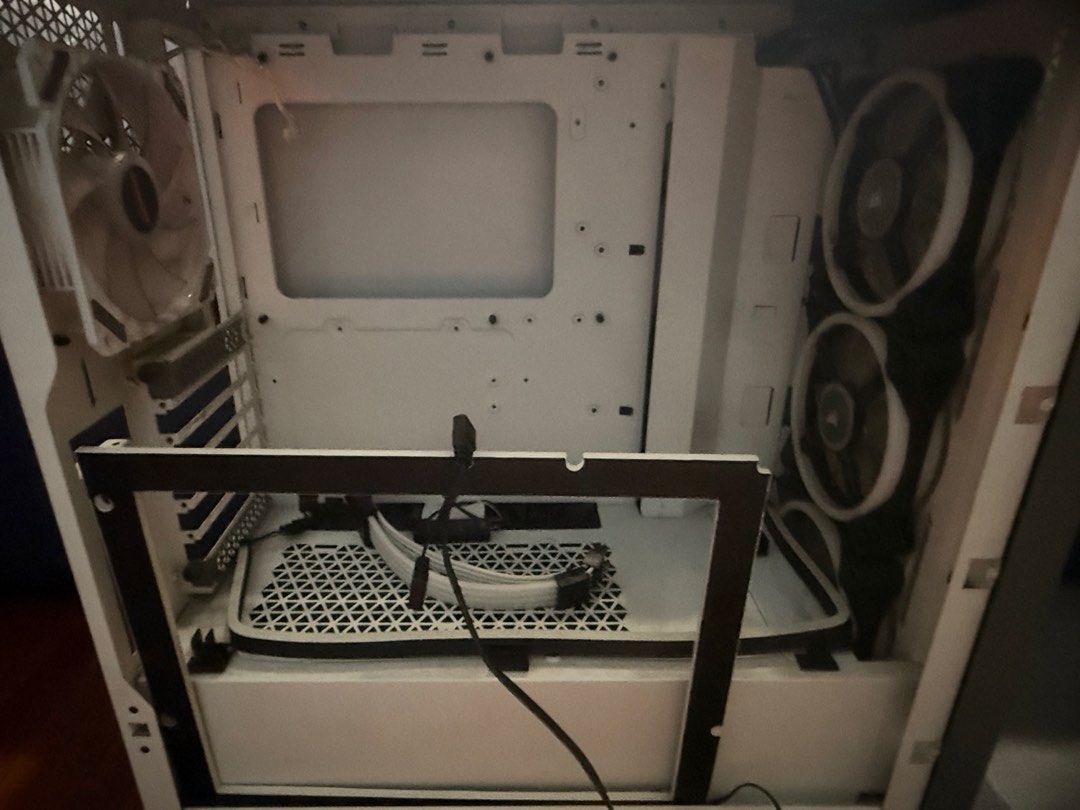 Corsair 4000D Airflow White PC Case comes with accessories441327545200814081