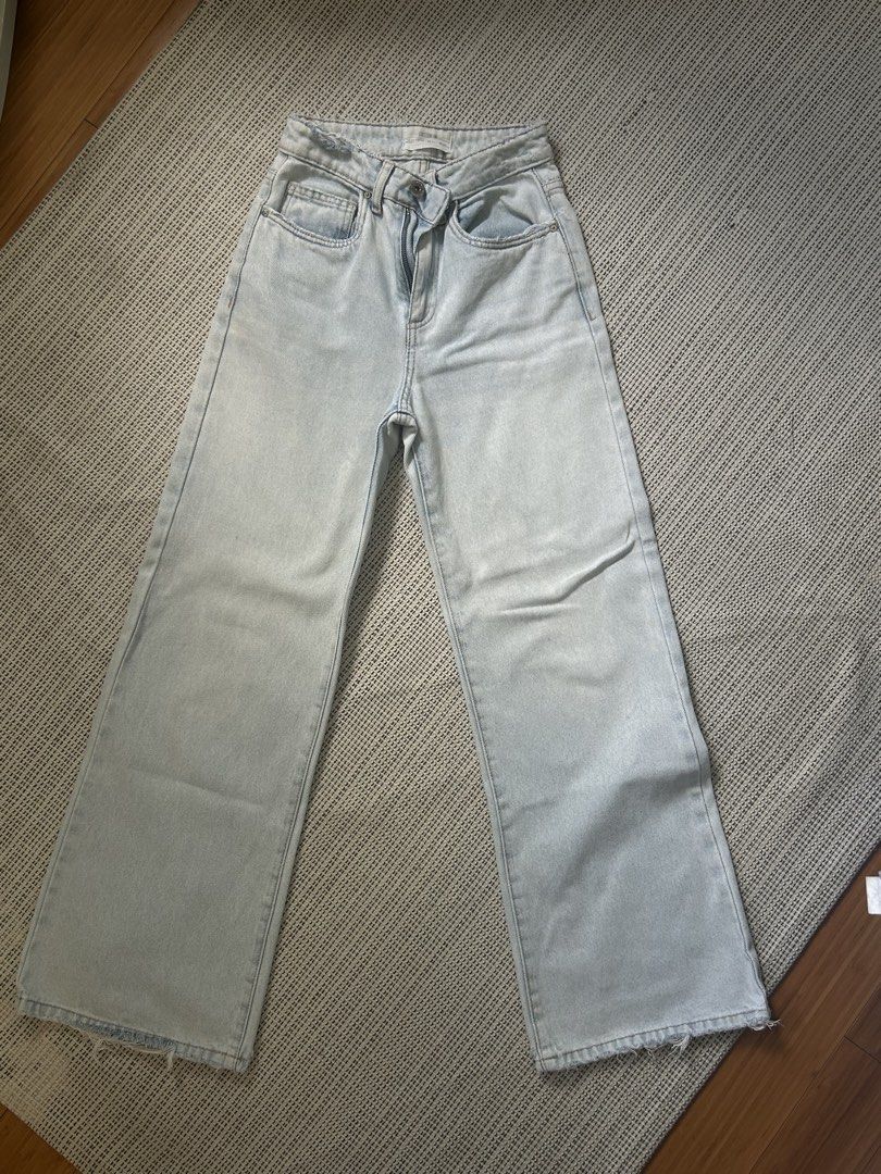 Cotton On Wide Leg Jeans (Category: Jeans) located in Binan City. Submitted by vi422 (Listing ID 1435193270, Image 2). Description: Cotton on Wide leg jeans light blue wash size (on tag): 6 AU, 2 US, 34 EU, 36 BR L: 38.5 in W: 25 in.
