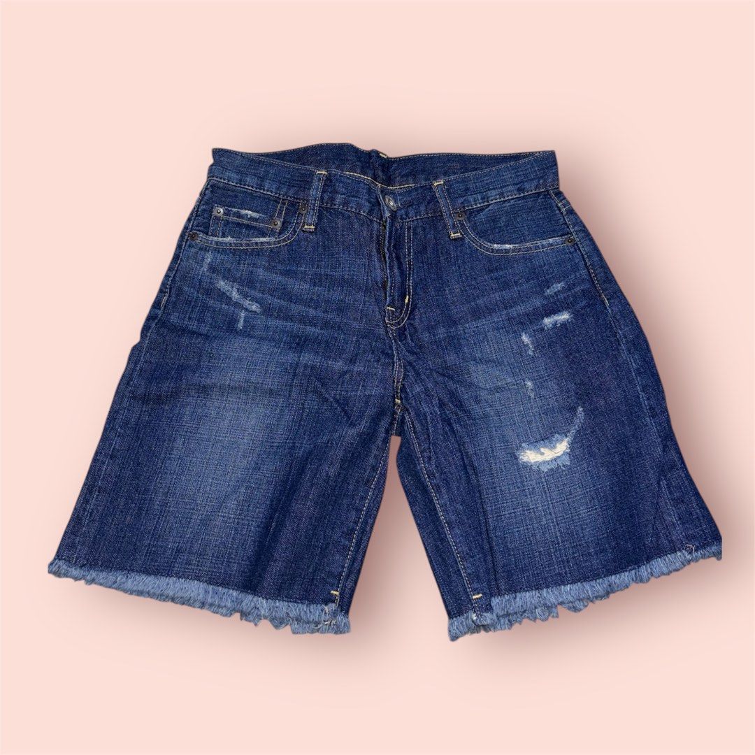 Denim Shorts (Category: Shorts) located in Rosario. Submitted by preloveditems2002 (Listing ID 1435230471, Image 1). Description: - Classic denim shorts - Medium wash - Frayed hem - Standard five-pocket design - Regular fit - Versatile for casual outfits - size 23 (58.5cm).