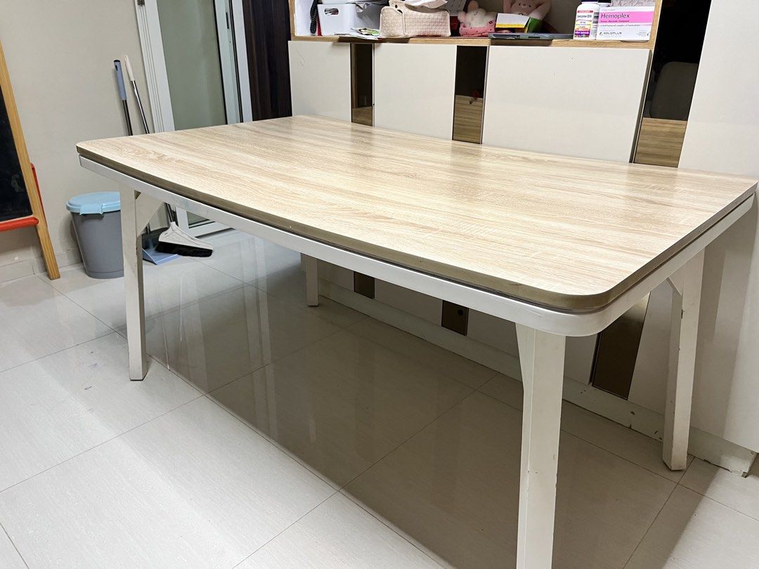 Dinning table441484317180579841