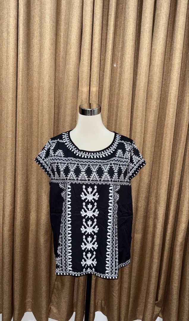 Embroidered design Black Top (Category: Sleeveless) located in Marikina City. Submitted by peppermint101 (Listing ID 1430375538, Image 1). Description: Size: XL With Ziplock.