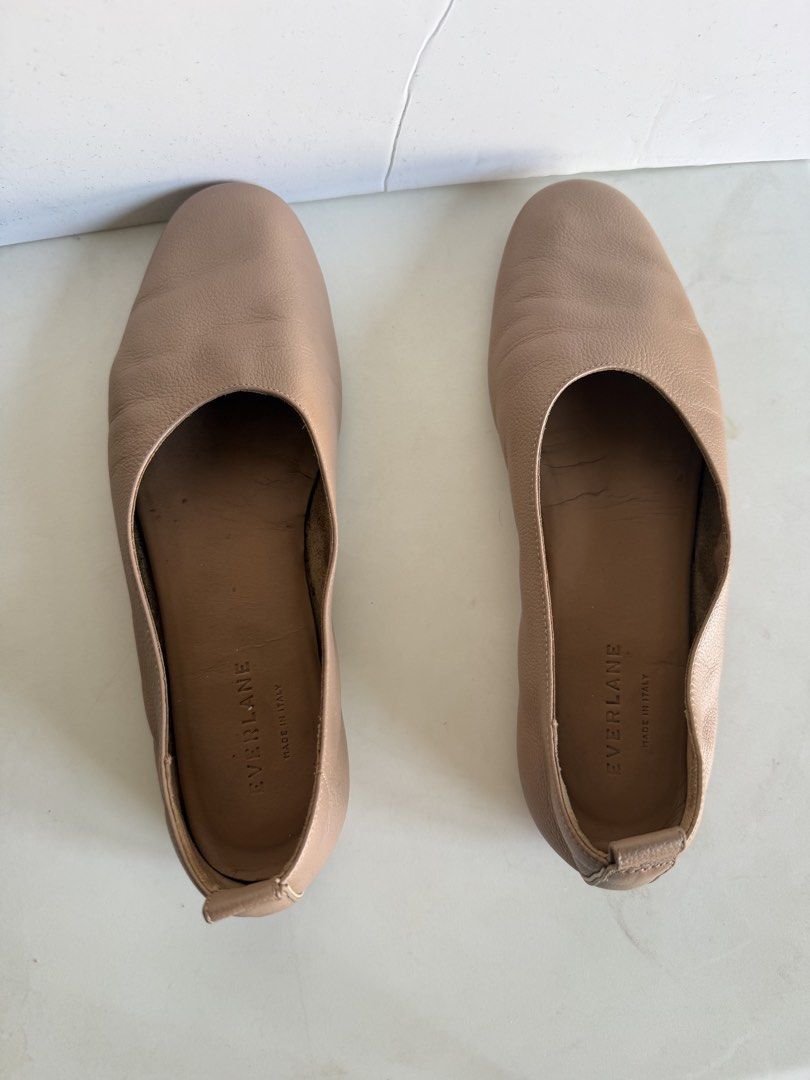 Everlane The Day Glove Flats (Category: Flats & Sandals) located in Makati City. Submitted by shop10h (Listing ID 1435225843, Image 3). Description: Bestseller day glove flat shoes from the US , fits like a glove and so comfy. Made popular in the PH and known as “Leni Robredo” shoes her favorite RFS - size is small for me and this is still in very good condition - Everlane The Day Glove flats - Tan leather - Rounded toe - Low profile - Everlane l
