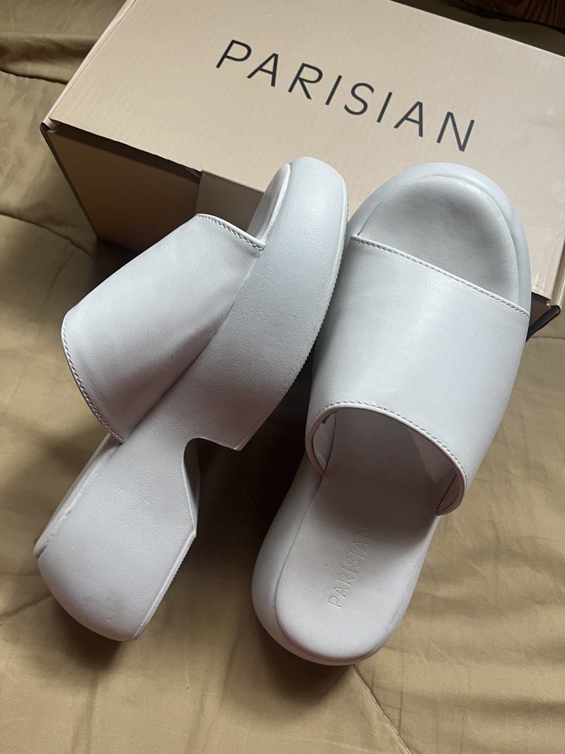 Flory Sandals slipper (Category: Sandals) located in San Jacinto. Submitted by kellysthrift_ (Listing ID 1435189460, Image 3). Description: Flory white sandals slipper Size 36 USA 6 Eur 36.