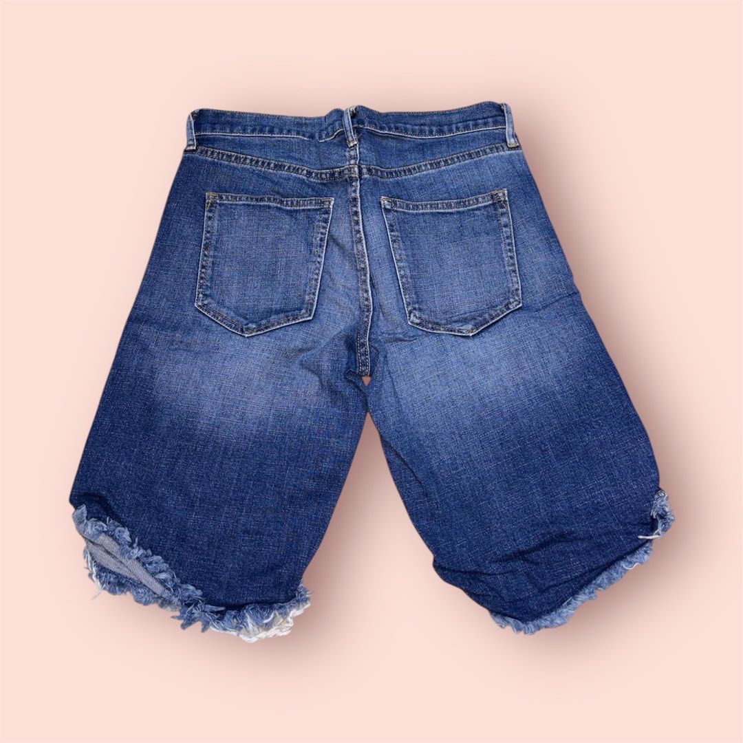 Gap Denim Shorts (Category: Shorts) located in Rosario. Submitted by preloveditems2002 (Listing ID 1435230122, Image 2). Description: - Gap denim shorts - Classic blue wash - Mid-rise waist - Frayed hem - Two back pockets - Two front pockets - Perfect for casual wear - Made from denim - Size 28.