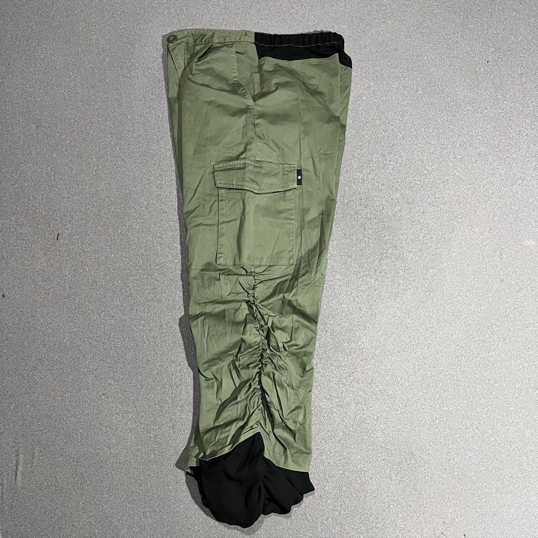 GU x Undercover Japan Cargo Pants (Category: Jeans) located in Bacolod City. Submitted by rndm.wears (Listing ID 1435329368, Image 2). Description: GU x Undercover Cargo Pants Two Side pockets with garterized details on side hem Measurements: 28-30Waist 32.5length 9.5 leg opening.