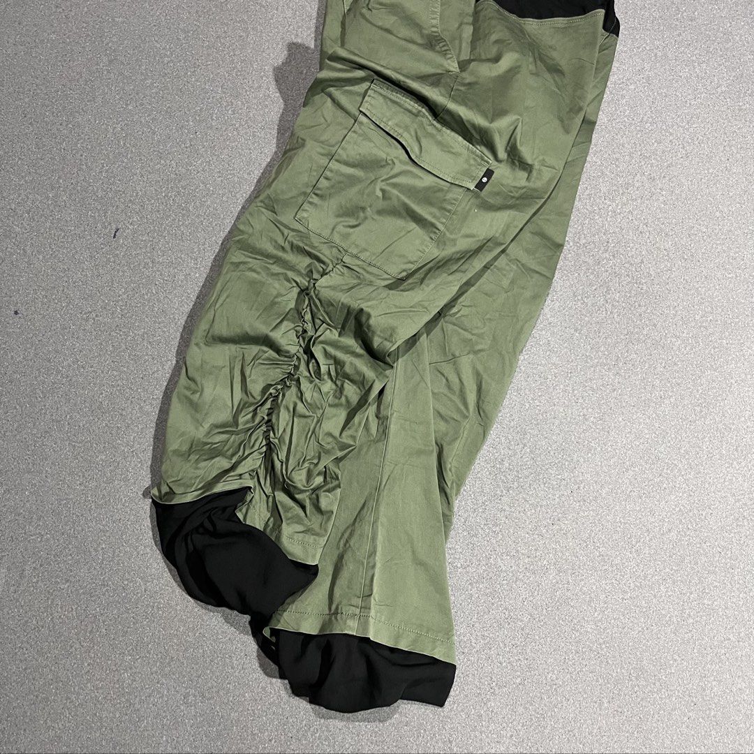 GU x Undercover Japan Cargo Pants (Category: Jeans) located in Bacolod City. Submitted by rndm.wears (Listing ID 1435329368, Image 3). Description: GU x Undercover Cargo Pants Two Side pockets with garterized details on side hem Measurements: 28-30Waist 32.5length 9.5 leg opening.