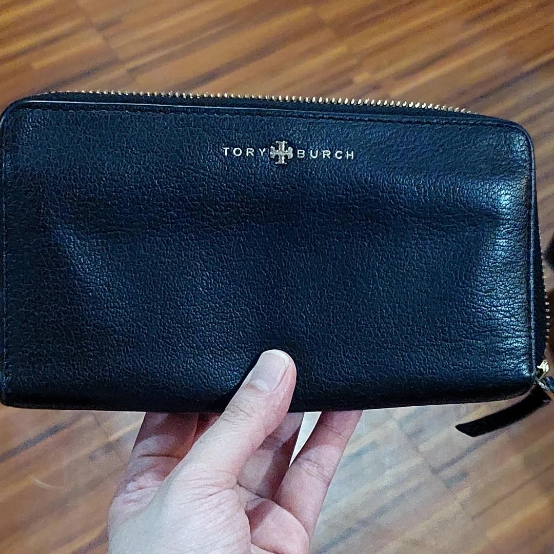 Guaranteed Authentic Tory Burch Black Zip Around Wallet (Category: Luxury Bags & Wallets) located in Paranaque City. Submitted by authenticluxejapan888 (Listing ID 1435298416, Image 1). Description: - Tory Burch zip-around wallet, very good condition guaranteed authentic from Japan; very clean inside & outside like new pwede pangregalo - Classic black color - Features the iconic Tory Burch logo - Made of smooth soft pebbled leather - Gold-toned h