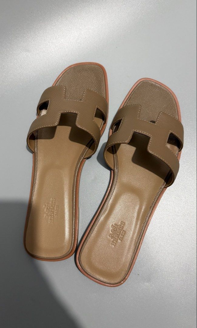 HERMES ORAN EU 41 ETOUPE EPSOM (Category: Flats & Sandals) located in Quezon City. Submitted by happygirlsyndrome (Listing ID 1435327891, Image 1). Description: Insole approx 26 cm Please make reasonable offers and avoid lowballing, otherwise you will not be entertained. • With dustbag only, excellent condition • Can ship via Grab/Lalamove/J&T • Shipping fee to be shouldered by the buyer • All items are my own; including photos • No lowballers pl