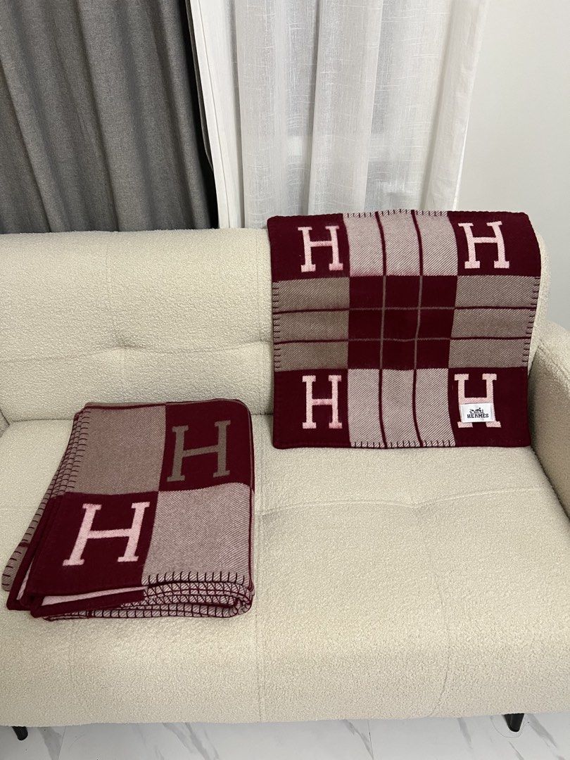⚜️Hermes Pillow & Blanket Cover (Category: Luxury Accessories) located in Makati City. Submitted by 90sangel (Listing ID 1435187056, Image 2). Description: •Item: Hermes Pillow & Blanket Cover Set •Condition: Brand New condition.