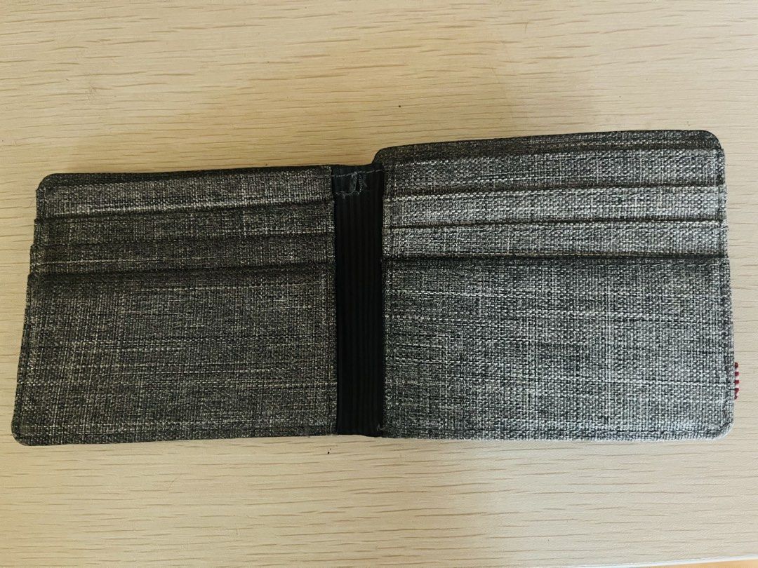 Herschel mens wallet (Category: Wallets & Card Holders) located in Manila. Submitted by thriftstoreph (Listing ID 1435223000, Image 2). Description: Pls see pics.