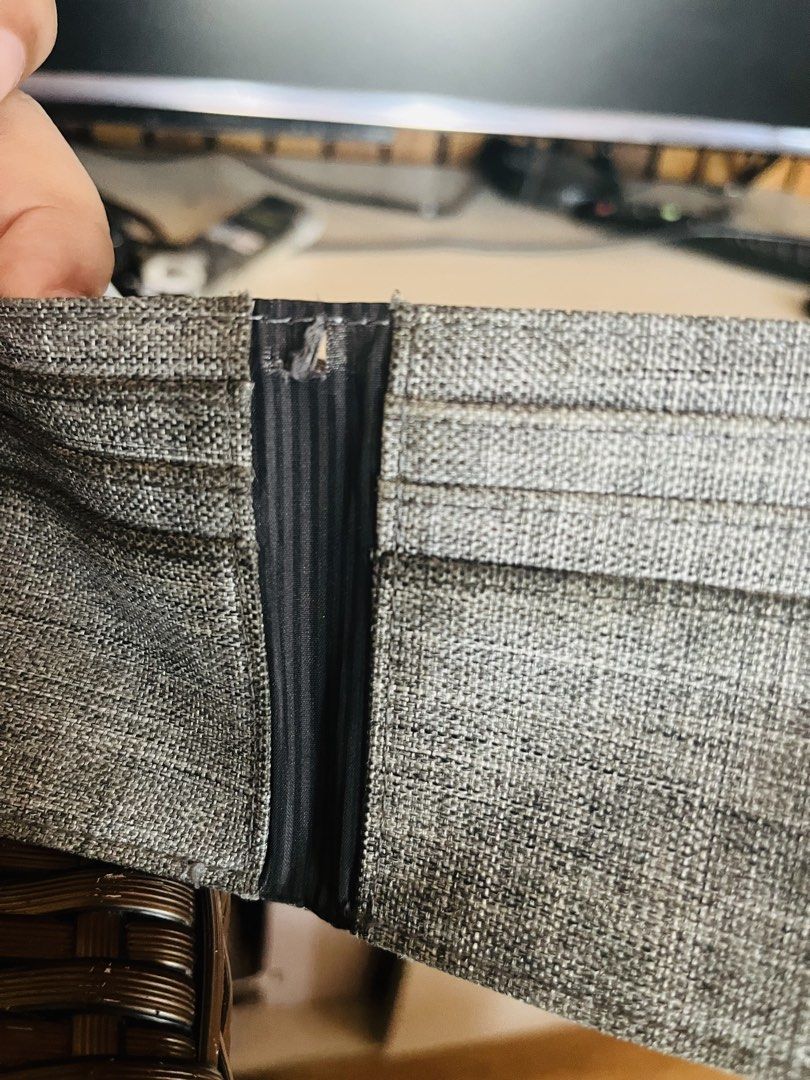 Herschel mens wallet (Category: Wallets & Card Holders) located in Manila. Submitted by thriftstoreph (Listing ID 1435223000, Image 3). Description: Pls see pics.