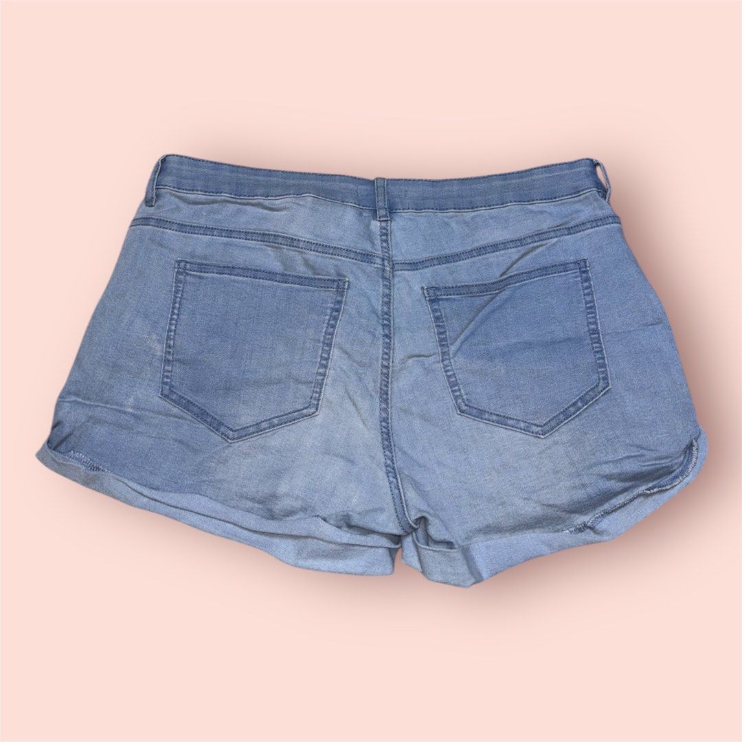 H&M Mid waist shorts (Category: Shorts) located in Rosario. Submitted by preloveditems2002 (Listing ID 1435228783, Image 2). Description: - H&M mid-waist shorts - Size: XL - Light wash denim - Versatile and comfortable.
