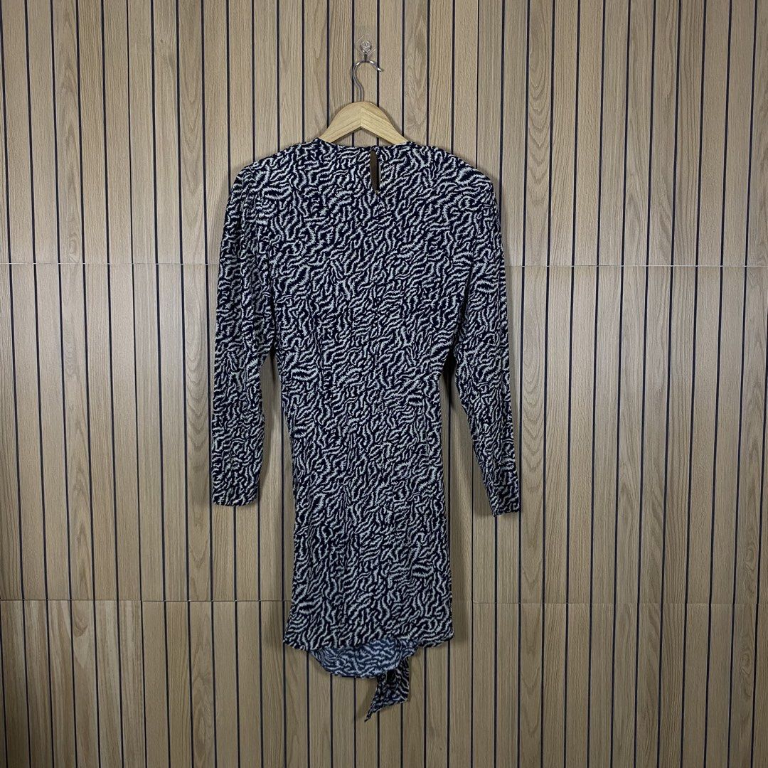 Isabel Marant Etoile Dulce Dress (Category: Dresses) located in Bacolod City. Submitted by treasurehunts.6100 (Listing ID 1435274499, Image 2). Description: Isabel Marant Etoile Dulce Dress Condition - Excellent Color - Black , Ecru Color rate - 10 / 10 Material - 100% Viscose Made in India No Flaws Size 34 Dimensions : Width - 18 Waist - 26 Length - 32 Brands you might find on my profile ( Cos, Uniqlo, H&M, Zara, Muji, Ralph Lauren, Hugo Boss, F