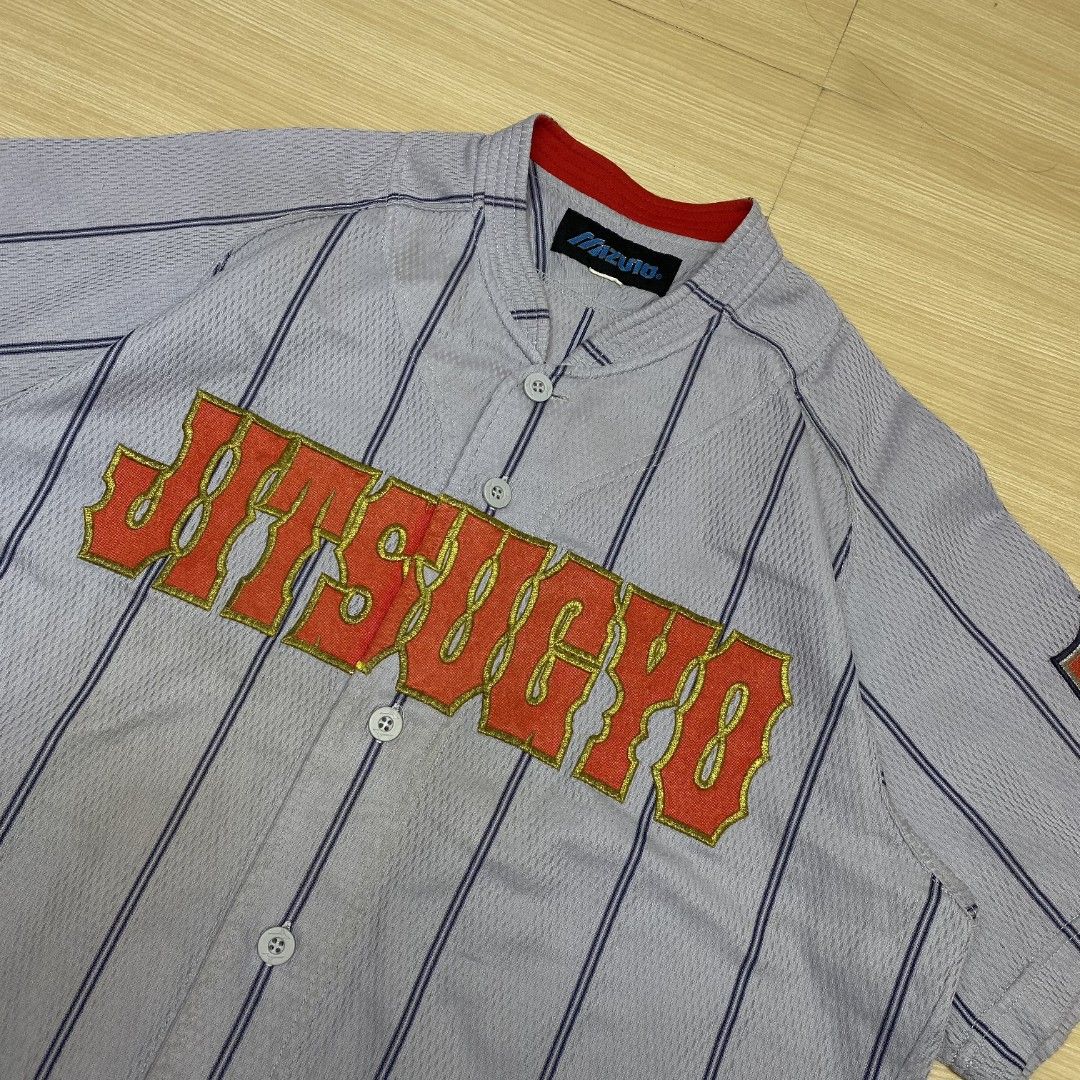 Jitsugyo Baseball Jersey (Category: Activewear) located in Navotas City. Submitted by jericafits (Listing ID 1435268753, Image 2). Description: • Mizuno Jitsugyo Baseball Jersey 📏 Size: L 📏 Dimes: 20.5 x 29 - 31.5 ₱ 399 + sf - Baseball jersey - Features "Jitsugyo" embroidery - Striped pattern - Red collar - Sleeve patch - Button-up front - Short sleeves - Plain back with vertical stripes - Tag visible.