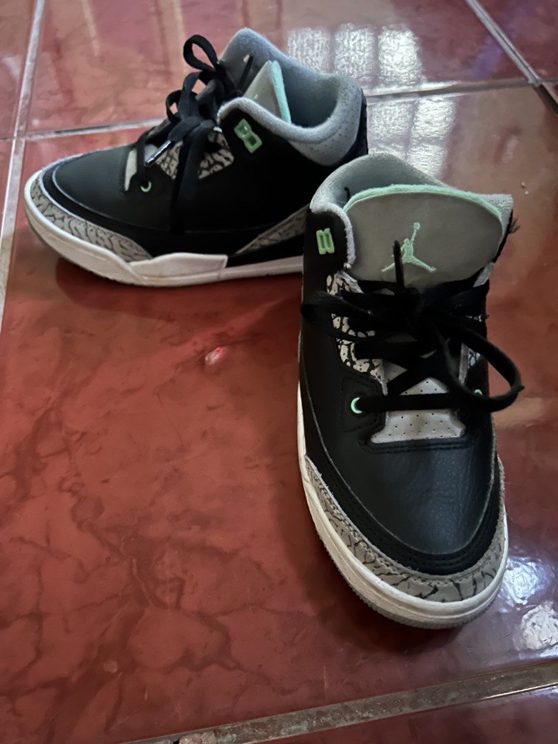 Jordan 3 Retro (PS) Black/Green (Category: Babies & Kids Fashion) located in Manila. Submitted by sofiatanya (Listing ID 1435170583, Image 2). Description: Original Jordan from Singapore. 5x lang nagamit. Good as new pa talaga dahil hindi masyado palalabas. Loc: Tondo Authentic Jordan 3 Retro (PS) sneakers. Features a black, green, and grey colorway. Includes the original box. Size is 13c. The shoes have a classic design with the iconic elephant 