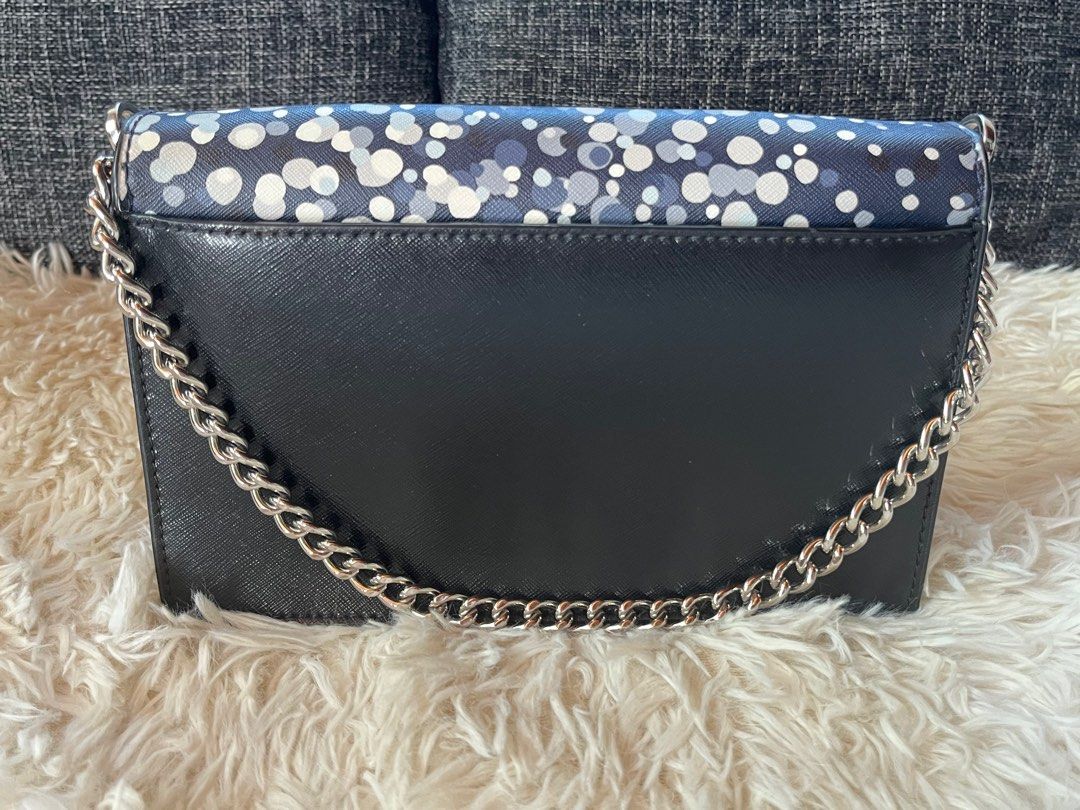 Kate Spade Carson Convertible Crossbody (Category: Luxury Bags & Wallets) located in Davao. Submitted by aevrylscorner (Listing ID 1435177882, Image 3). Description: Authentic Excellent Condition Saffiano leather Silver Hardware Inclusion: Care Card Issue: Small tear (common issue with snap closure bags) Mode of payment: Gcash Shipping Schedule: Weekends only Add sf.