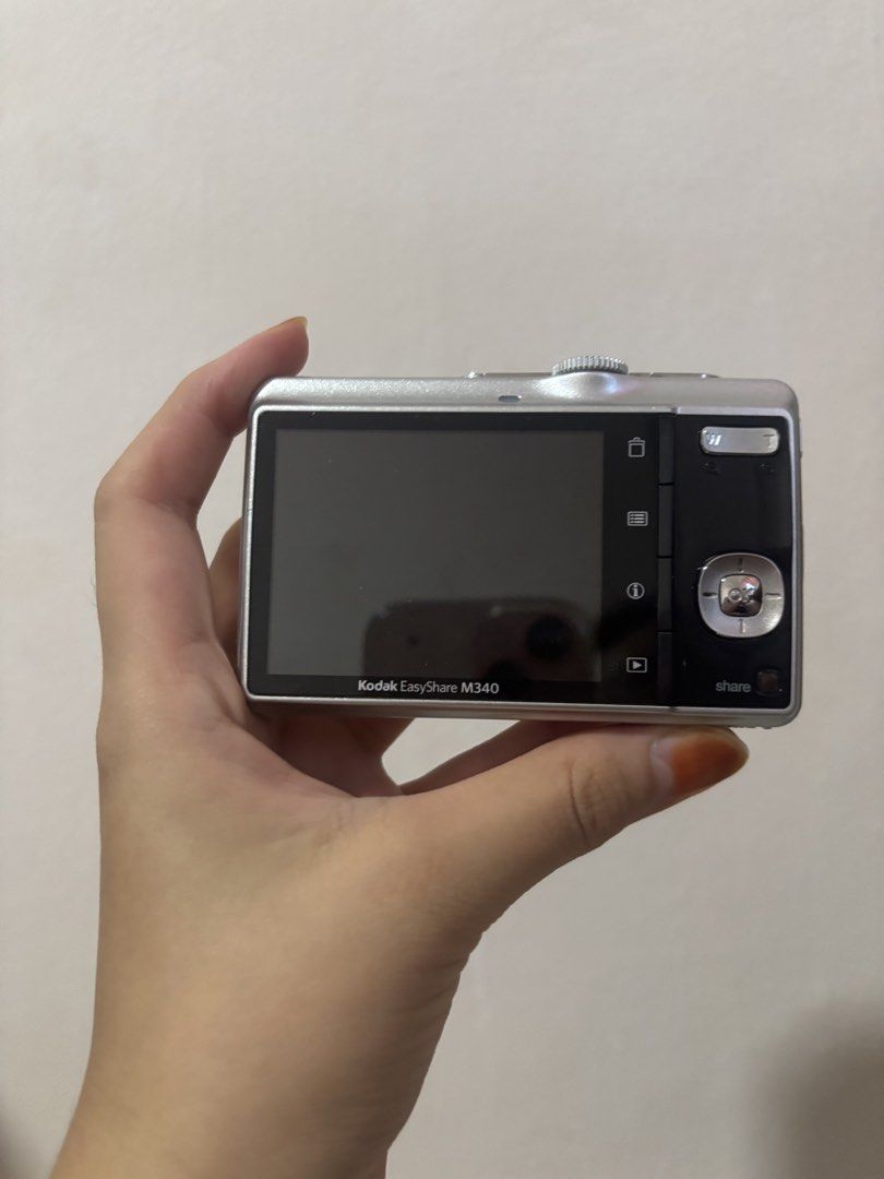 digital camera (Category: Cameras) located in Singapore. Submitted by dubaichocolate (Listing ID 1435268385, Image 2). Description: working perfectly with flash too! dm me for sample pics and can test during meet up! comes with charger and sony bag. .