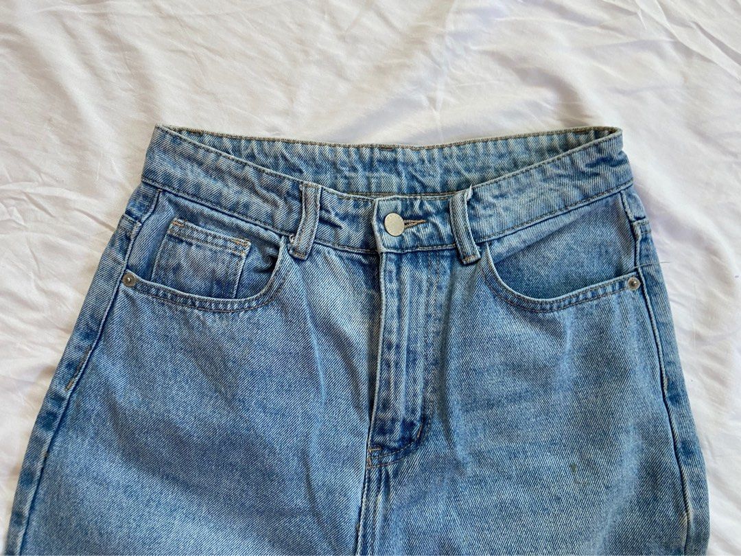 Light Wash Denim Jeans (Category: Jeans) located in Legazpi City. Submitted by clutterbusterph (Listing ID 1435282330, Image 3). Description: measurements: waist: 26 inches hips: 32 inches length: 35.5 inches - Light wash denim jeans - Straight leg fit - Button and zipper closure .