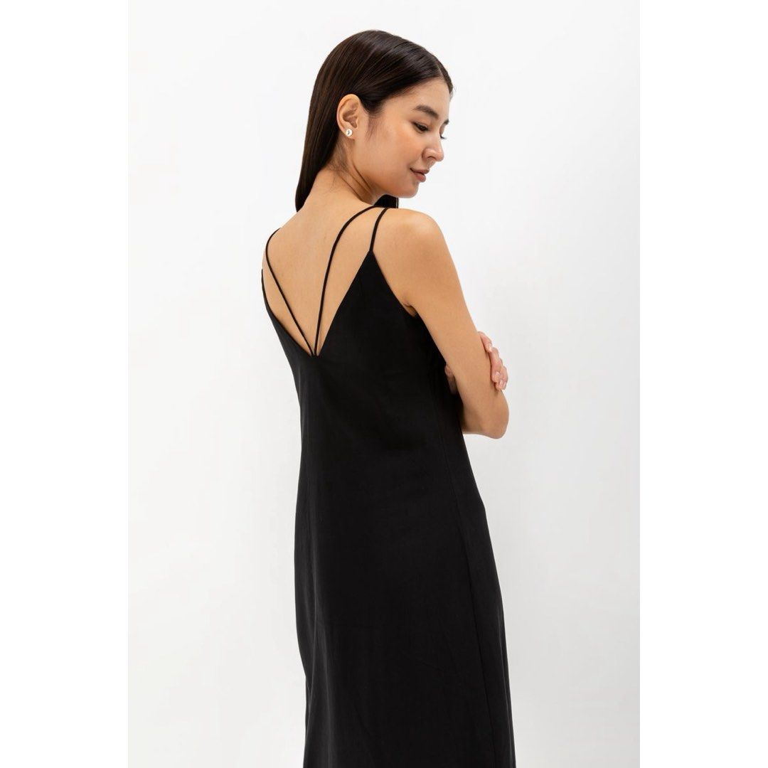 BNWT Love & Bravery Macie Strappy Back Tencel Midi Dress (Category: Dresses) located in Singapore. Submitted by fleurdelys (Listing ID 1435306581, Image 1). Description: Brand new with tag Size XS Rtp $48 OOS on site No trades / nego PTP 16”, hips 19”, length 47.5” - V neckline - Non-adjustable straps - Side slit - Strappy back detail - Concealed side zip - Made with 100% premium tencel - Lined with smooth polyester.