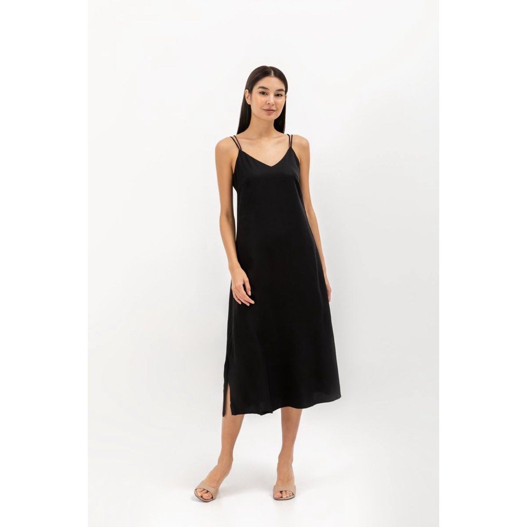 BNWT Love & Bravery Macie Strappy Back Tencel Midi Dress (Category: Dresses) located in Singapore. Submitted by fleurdelys (Listing ID 1435306581, Image 3). Description: Brand new with tag Size XS Rtp $48 OOS on site No trades / nego PTP 16”, hips 19”, length 47.5” - V neckline - Non-adjustable straps - Side slit - Strappy back detail - Concealed side zip - Made with 100% premium tencel - Lined with smooth polyester.