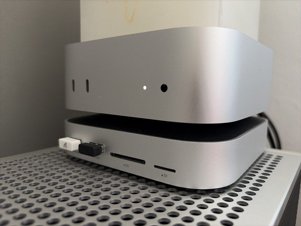 Mac Mini M4 with Hub440936759936962560