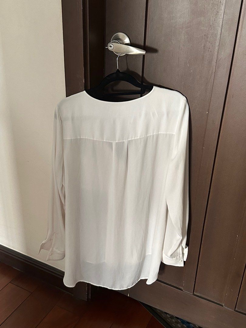 Mango Top (Category: Longsleeves) located in Quezon City. Submitted by thriftables (Listing ID 1435241409, Image 3). Description: Loose fit! So around M is good too .