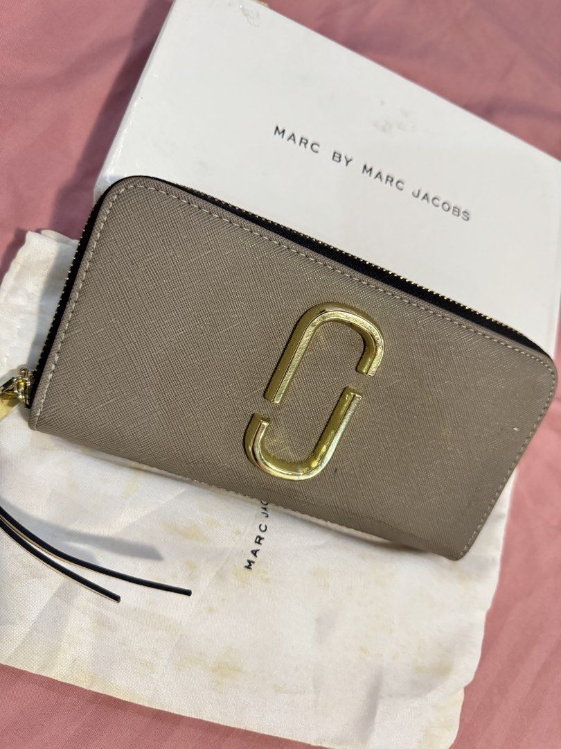 MARC JACOBS SNAPSHOT CONTINENTAL WALLET (Category: Luxury Bags & Wallets) located in Caloocan City. Submitted by dec_lutterwithme (Listing ID 1435171065, Image 1). Description: Marc Jacobs Snapshot wallet in Beige (Gold Hardware) Brand new, never used. Features the iconic double J logo with elegant gold-tone hardware, giving it a timeless and classy look. Comes with original box and dust bag. Please note: *item has minor flaws due to storage. *Co