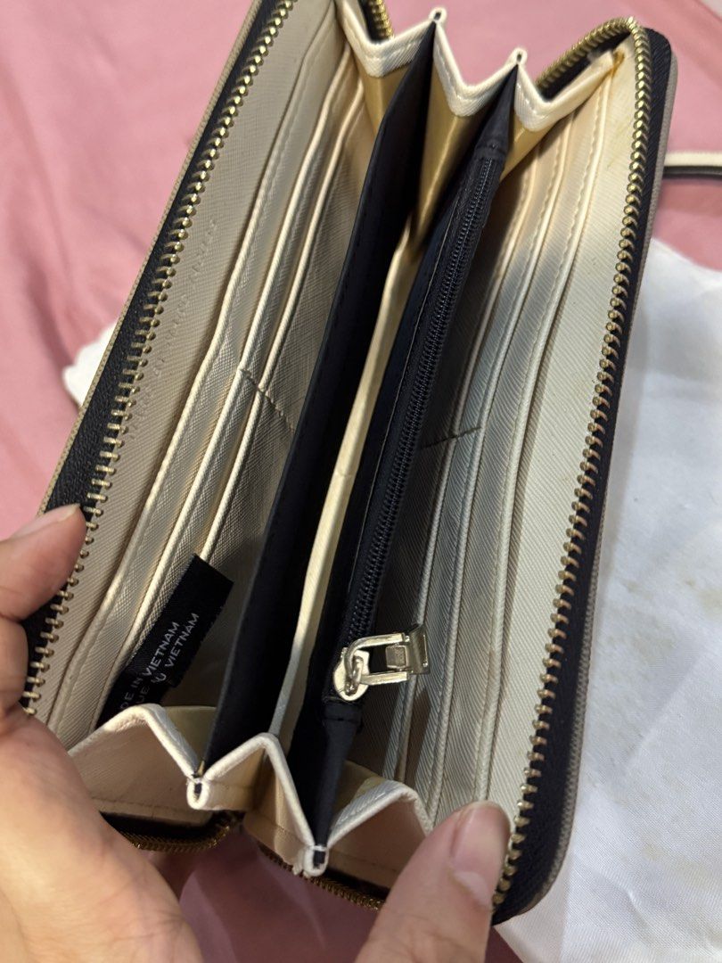 MARC JACOBS SNAPSHOT CONTINENTAL WALLET (Category: Luxury Bags & Wallets) located in Caloocan City. Submitted by dec_lutterwithme (Listing ID 1435171065, Image 3). Description: Marc Jacobs Snapshot wallet in Beige (Gold Hardware) Brand new, never used. Features the iconic double J logo with elegant gold-tone hardware, giving it a timeless and classy look. Comes with original box and dust bag. Please note: *item has minor flaws due to storage. *Co