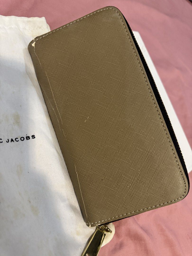 MARC JACOBS SNAPSHOT CONTINENTAL WALLET (Category: Luxury Bags & Wallets) located in Caloocan City. Submitted by dec_lutterwithme (Listing ID 1435171065, Image 2). Description: Marc Jacobs Snapshot wallet in Beige (Gold Hardware) Brand new, never used. Features the iconic double J logo with elegant gold-tone hardware, giving it a timeless and classy look. Comes with original box and dust bag. Please note: *item has minor flaws due to storage. *Co
