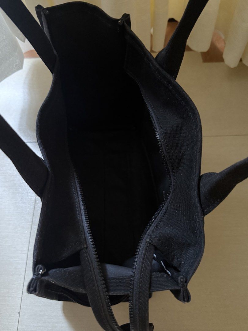 Marc Jacobs The Canvas Large Tote Bag (Black) (Category: Luxury Bags & Wallets) located in Las Pinas. Submitted by bianxdeclutters (Listing ID 1435212102, Image 2). Description: .